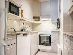 Køleskab, mikrobølgeovn, opvaskemaskine, brødrister