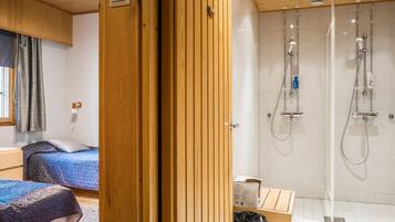 4 habitaciones, tabla de planchar con plancha y acceso a internet