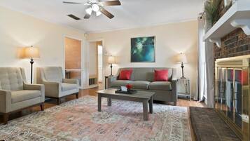 Televisio, takka, työhuone