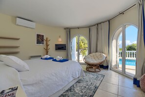4 bedrooms, iron/ironing board, WiFi, bed sheets