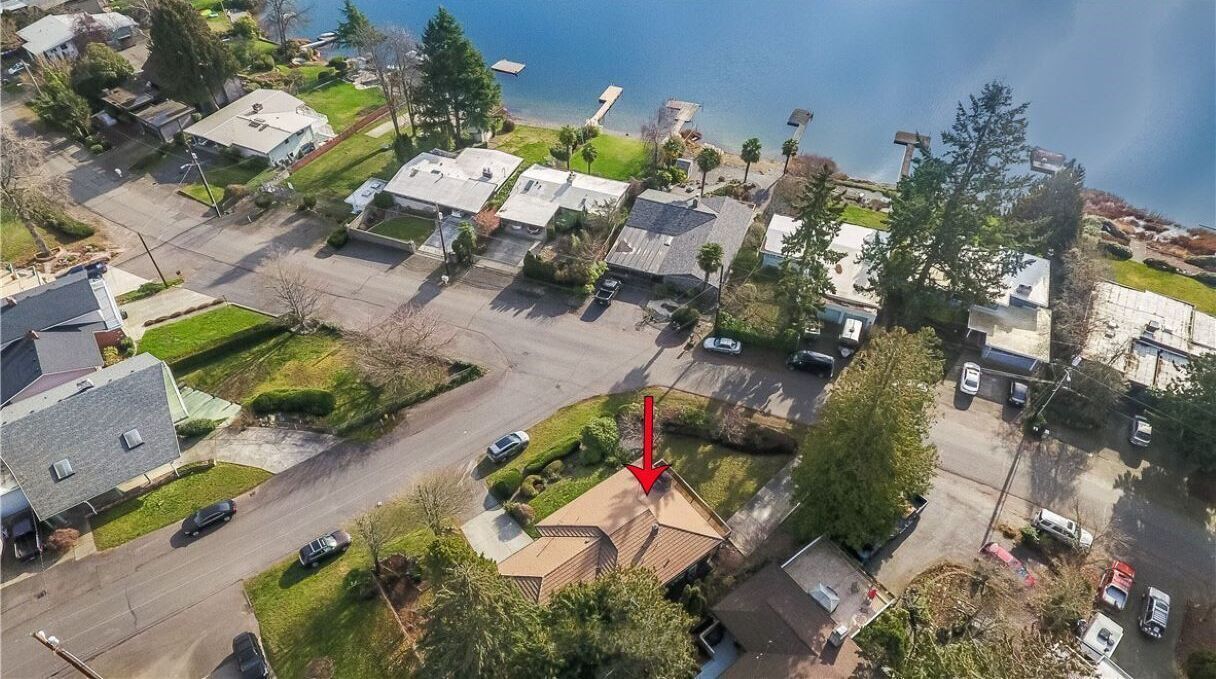 Idyllic Retreat Lakefront Home near SeaTac Airport