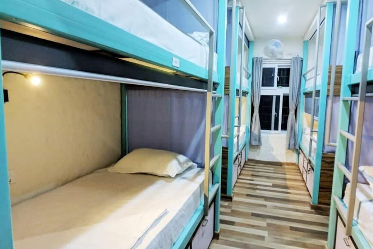 Dormitório compartilhado básico, somente para mulheres | Roupas de cama premium, quartos à prova de som, Wi-Fi de cortesia