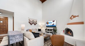 TV, peis, bøker og kontorer