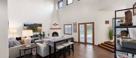 テレビ、暖炉、書庫、書斎 / ワークスペース