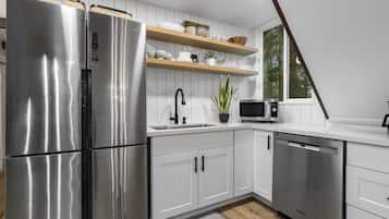 Geladeira, micro-ondas, fogão, cooktop