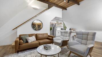 Smart-tv, een open haard, videospelletjes en een filmbibliotheek