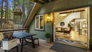 Outdoor dining - A-frame cabin, fenced-in yard (Flagstaff)