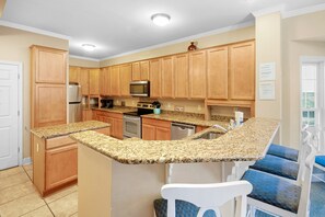 Kjøleskap, mikrobølgeovn, ovn og kokeplater