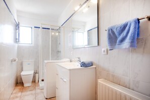 Een douche, handdoeken
