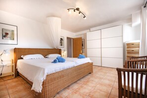2 slaapkamers, een strijkplank/strijkijzer, wifi, beddengoed
