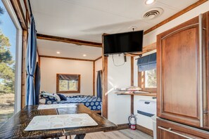 House | Living area | 32-inch Smart TV with digital channels - Prairie Place (Larkspur)