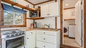 House | Private kitchen | Fridge, microwave, oven, stovetop