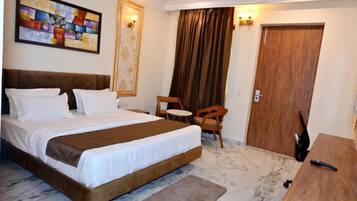 Soffione a pioggia, accappatoio, asciugamani, sapone