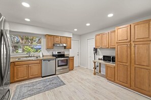 Geladeira, micro-ondas, fogão, cooktop