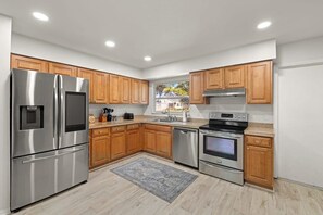 Een koelkast, een microgolfoven, een oven, een kookplaat