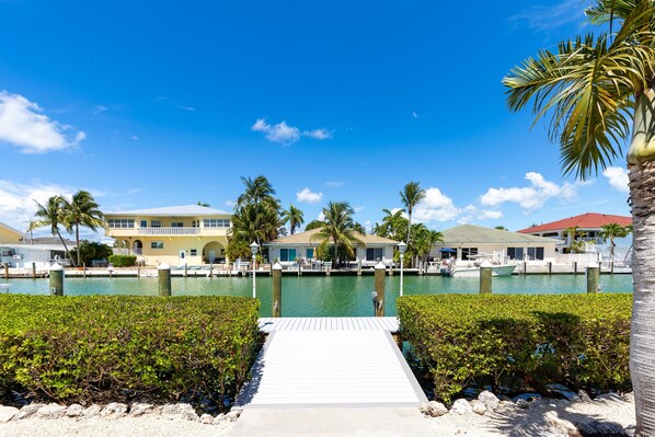 Exterior - Waterfront duplex with hot tub, pool, & beach access - W/D, balcony, and grill (Key Colony Beach)