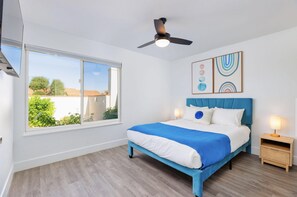 4 habitaciones, escritorio y tabla de planchar con plancha