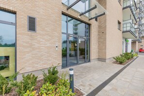 المنشأة من الخ ارج