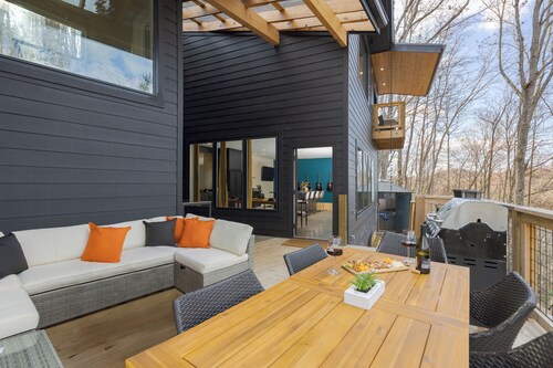 Secluded 5BDR w/ Hot Tub, Game Room, Deck Forest Views | Dark Horse by AvantStay
