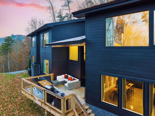 Secluded 5BDR w/ Hot Tub, Game Room, Deck Forest Views | Dark Horse by AvantStay