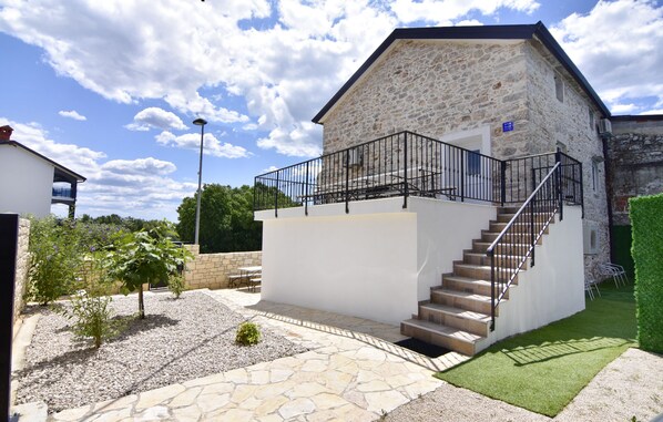 Terrace/patio - Appartamento con tre Camere, Terrazzo e Piscina Condivisa Vicino a Umago (Vilanija)