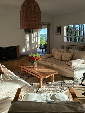 TV, DVD player, table football, ping pong - Propriété Provençale Tout Proche de Saint Paul de Vence, 6 Chambres, Piscine (Tourrettes-sur-Loup)