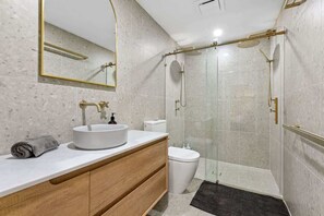 Douche, sĂšche-cheveux, serviettes fournies, shampoing