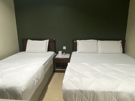 Deluxe Triple Room | 1 bedroom, bed sheets