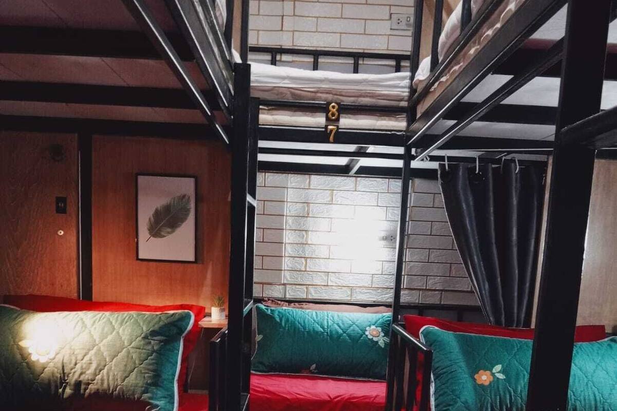 Economy slaapzaal, alleen voor mannen, niet-roken | Hypoallergeen beddengoed, bedden met traagschuimmatras