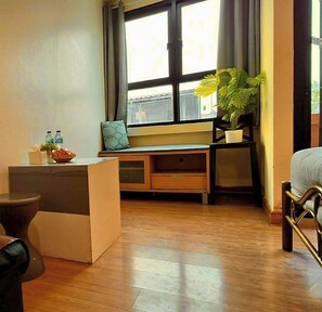 Kamar Mewah | Seprai antialergi, busa memori, minibar gratis, dan tirai kedap cahaya