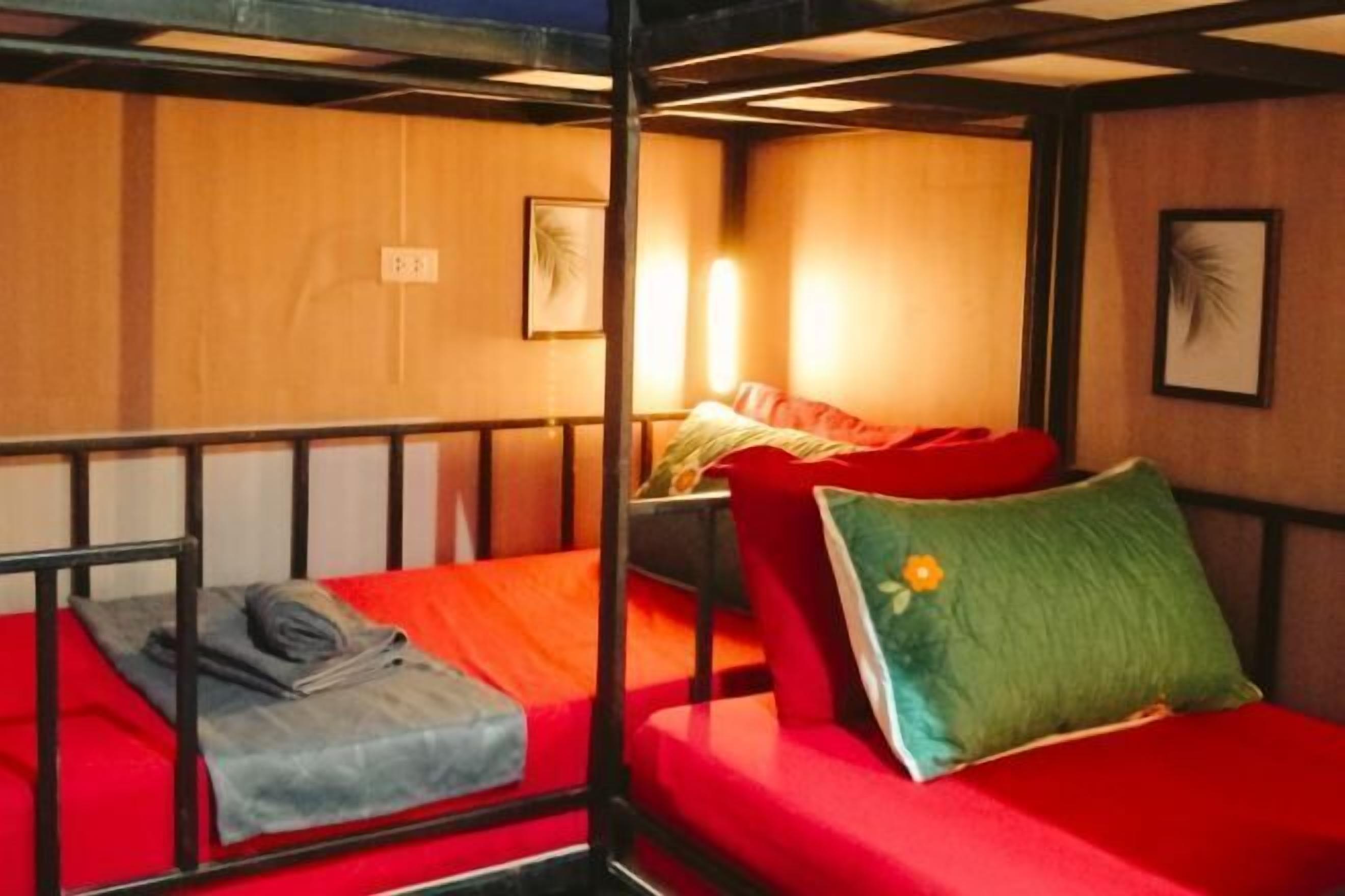 เครื่องนอนป้องกันสารก่อภูมิแพ้, เตียงเมมโมรีโฟม, มินิบาร์ฟรี