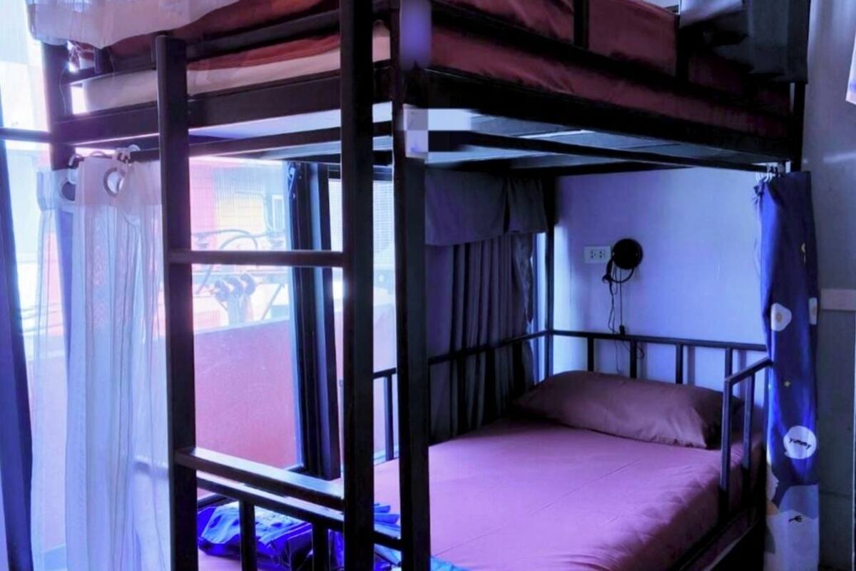 Seprai antialergi, minibar gratis, tirai kedap cahaya, dan Wi-Fi gratis