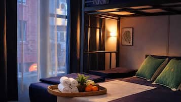 Quarto quádruplo conforto, várias camas | Roupas de cama antialérgicas