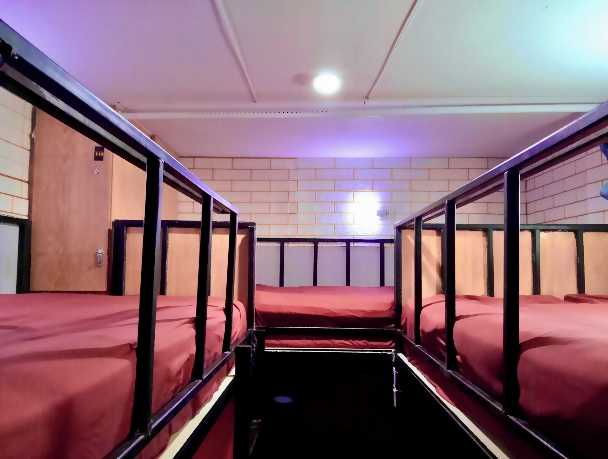 四人房 | 低過敏寢具、記憶床墊、免費迷你吧、遮光布/窗簾