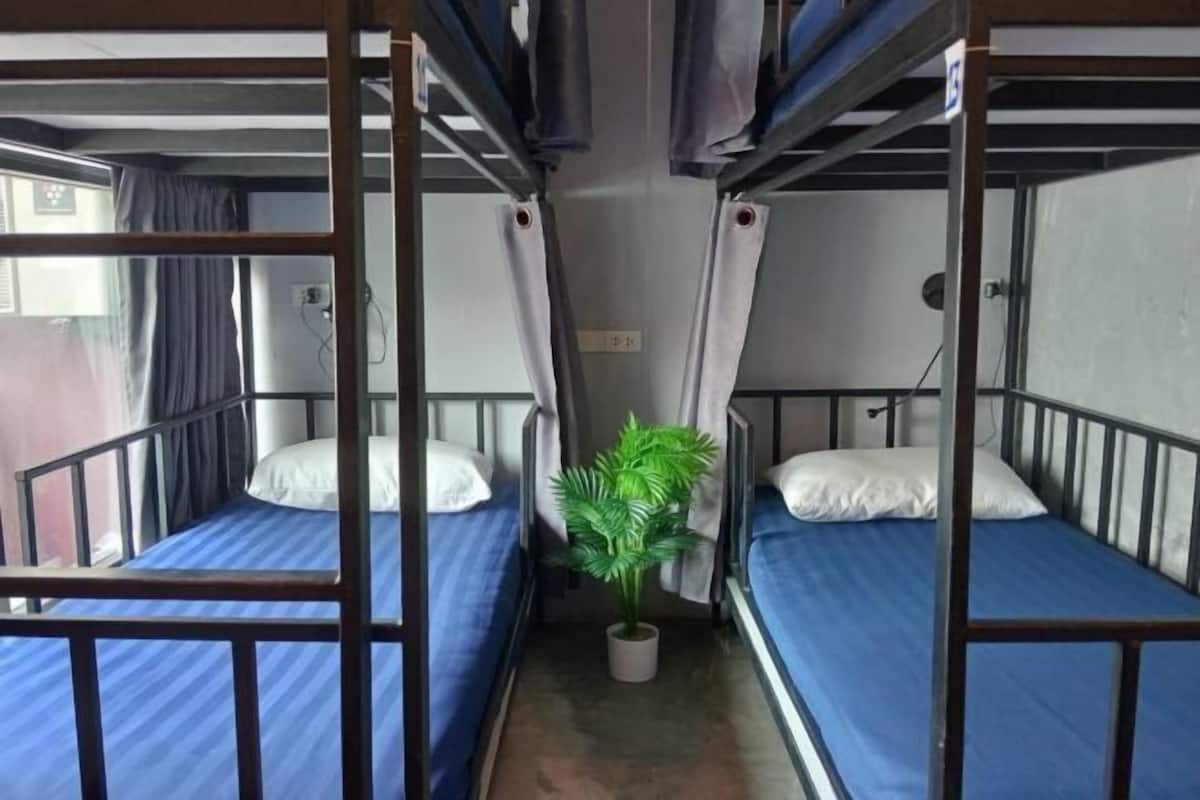 Hypo-allergenic bedding, laptop workspace, blackout curtains, free WiFi