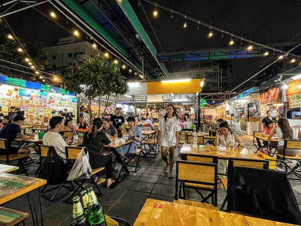 Melayani makan siang dan makan malam dengan santap malam alfresco