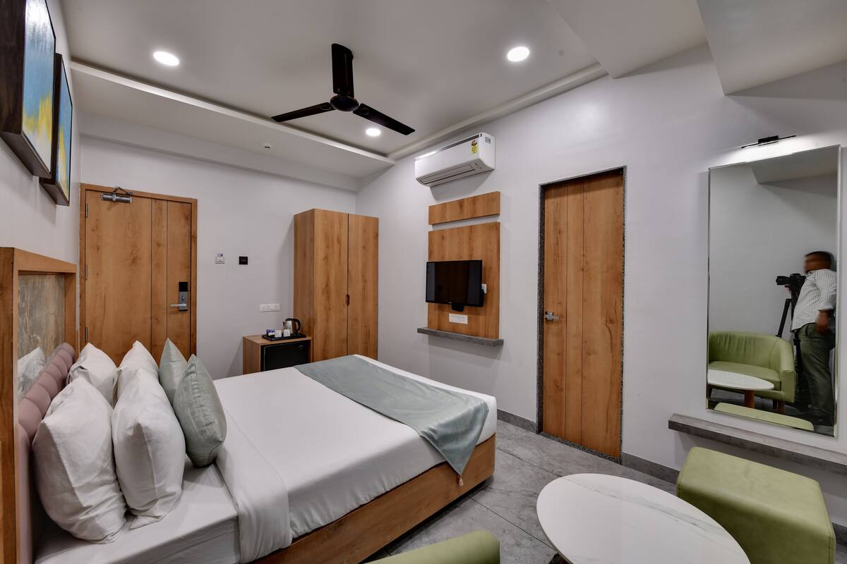 Une chambre à coucher moderne avec un lit, une table de chevet et un miroir.