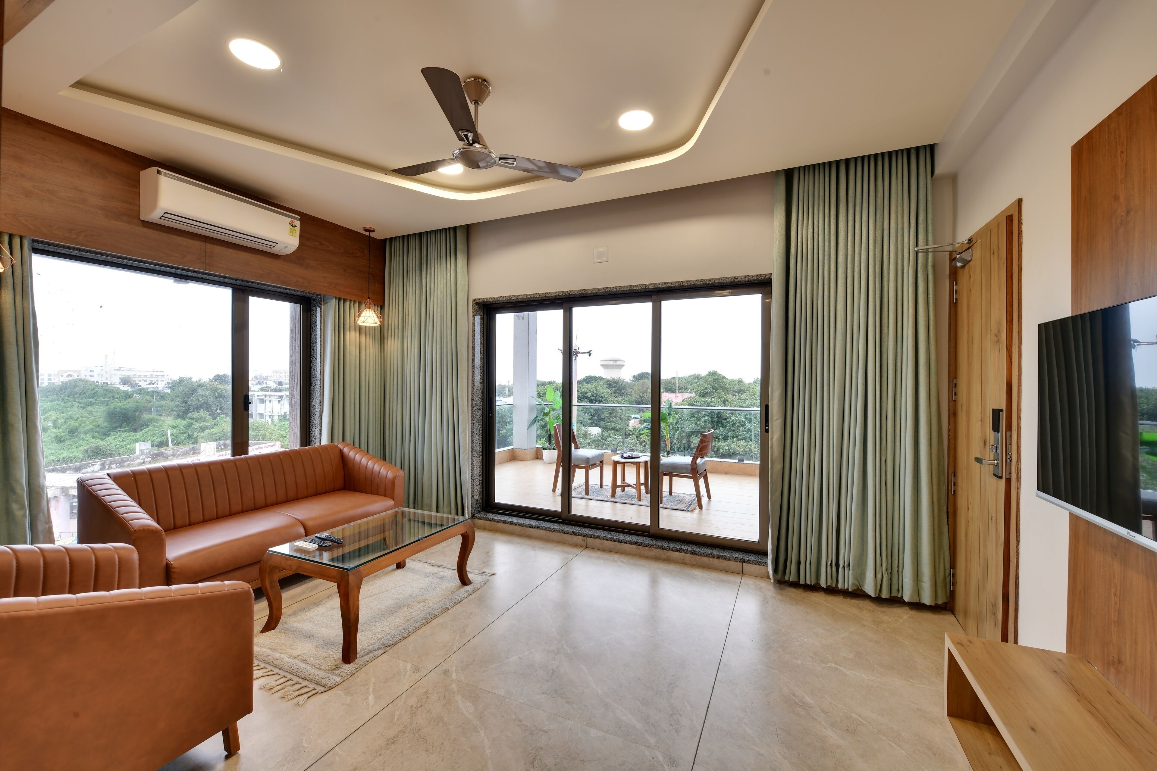 Family Studio | Living room | Flat-screen TV