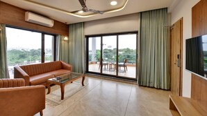 Una sala de estar moderna con un sofá, una mesa de centro y un televisor.