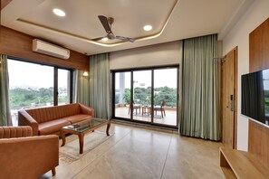 ファミリー スタジオ | リビングルーム | 薄型テレビ