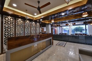Lobby sitting area - Hotel Radhika (Dwarka)