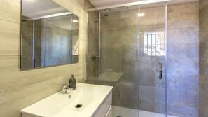 Dusche, Handtücher, Seife, Shampoo