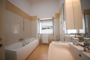 Dusj, hårføner, bidé og håndklær