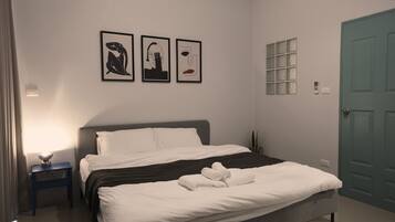 4 bedrooms, iron/ironing board, WiFi, bed sheets