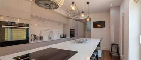 Comedor y isla de cocina