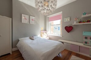 4 bedrooms, iron/ironing board, WiFi, bed sheets - Large Victorian Terrace, Penarth (Cardiff) (Penarth)