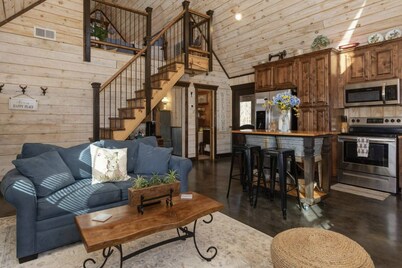 2 Family Cabins each have Hot Tub, Fire Pit & Screened in Porch - 2 miles to Cloudland Canyon Park
