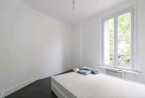 1 habitación, tabla de planchar con plancha, wifi y ropa de cama