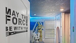 Un couloir décoré sur le thème de « La Guerre des étoiles », avec notamment un mur sur lequel on peut lire « Que la Force soit avec vous » et un plafond qui évoque un ciel étoilé.