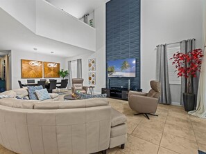 Smart TV, videogiochi, lettore DVD, impianto stereo